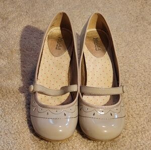 Size 8 Mudd taupe heels